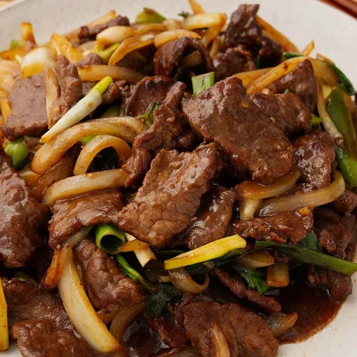 Ternera salteada con cebolla