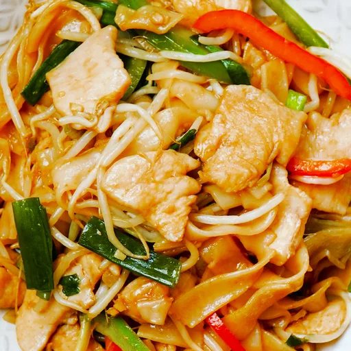 Chicken Chow Fun (Fideos de arroz fritos con pollo)