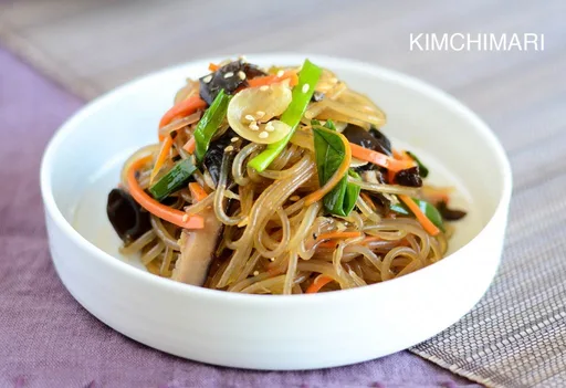 Fideos de Cristal Coreanos (Japchae) - Receta en una Sola Sartén