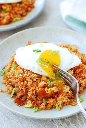 Kimchi Fried Rice (Kimchi Bokkeum Bap)