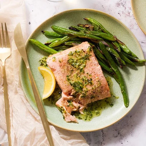 Salmón al horno en bandeja con mantequilla de hierbas del huerto