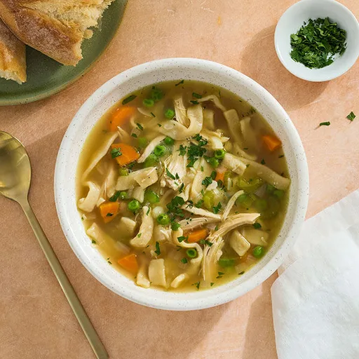 Sopa de pollo con fideos fácil