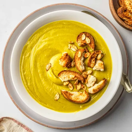 Receta de sopa vegana de guisantes secos (¡consistente y sabrosa!)