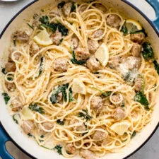 Pasta cremosa al limón con salchicha