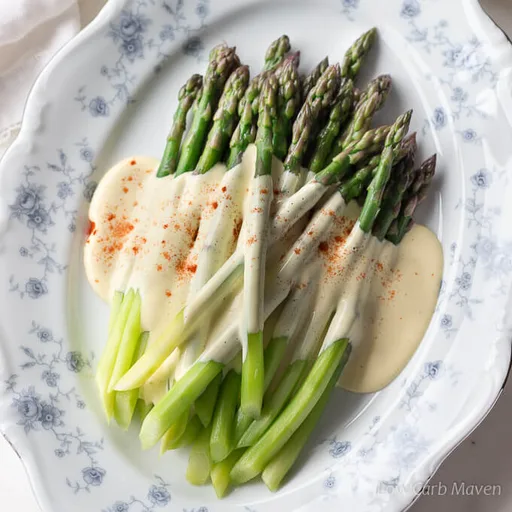 Asparagus with hollandaise sauce