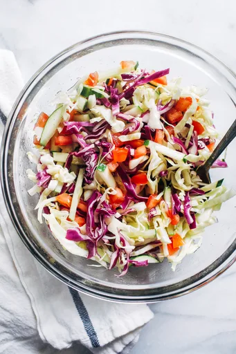 Ensalada de repollo con pepino y tomate