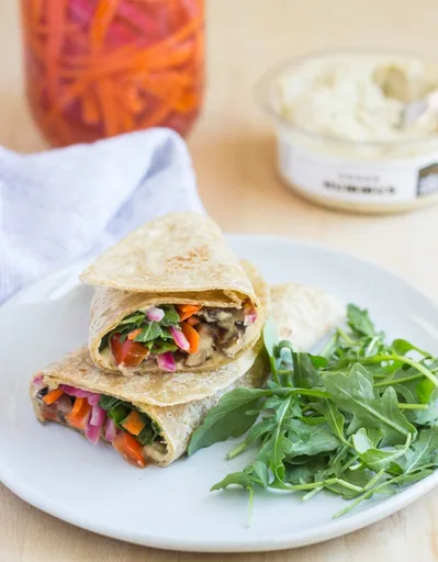 Wraps de champiñones Portobello a la parrilla con hummus