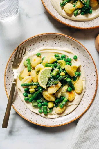 Ñoquis al horno de primavera con crema de limón y tofu
