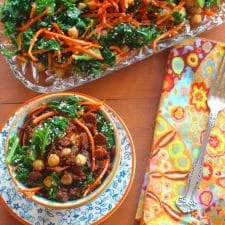 Ensalada de col rizada con garbanzos y trocitos de tempeh de tocino picante