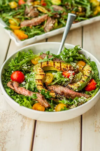 Ensalada de aguacate a la parrilla y carne asada