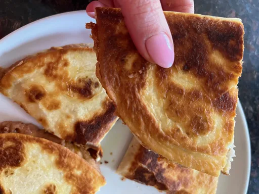 Quesadillas de frijoles refritos y queso