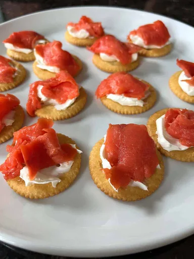 Galletas saladas con salmón ahumado y queso crema