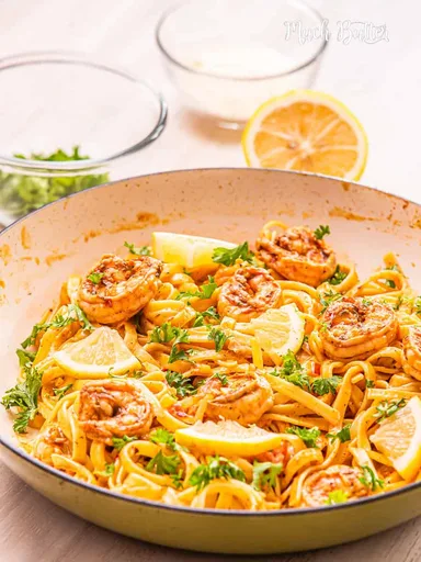 Pasta fettuccine con camarones al estilo cajún