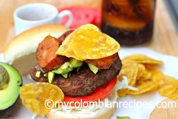 Hamburguesa con chorizo, aguacate y chips de plátano