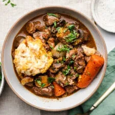 Estofado de ternera con tropezones y albóndigas de masa de Patty en olla de cocción lenta