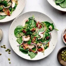 Ensalada de espinacas con aderezo de tocino