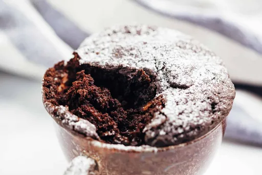 Bizcocho de taza de chocolate sin huevo