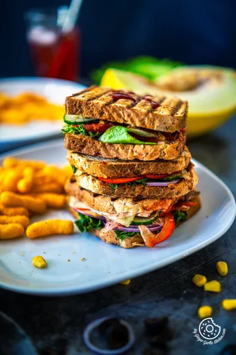 Sándwich tostado de queso con mantequilla de cacahuete y verduras