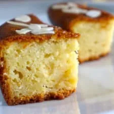 Receta de pastel de yogur griego bañado en almíbar (Yiaourtopita)