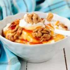 Yogur griego con miel y nueces (Yiaourti me meli)