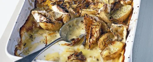Patatas nuevas al horno con camembert y semillas de amapola