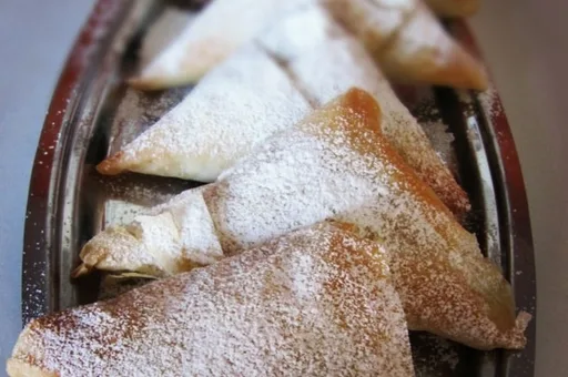 Empanadillas de pasta filo con fruta y queso