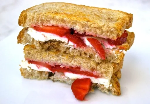 Sándwich de queso a la plancha con feta y fresas