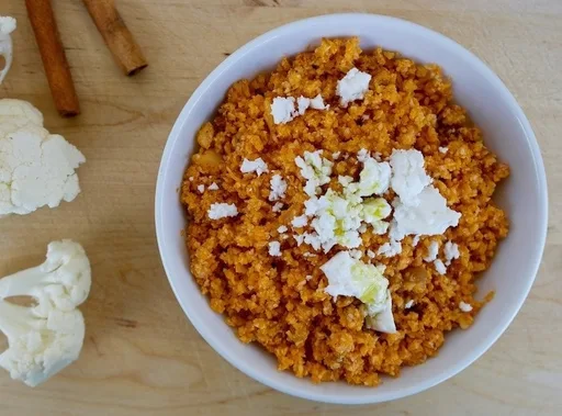 Arroz de coliflor mediterráneo con queso feta