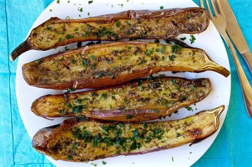 Aperitivo de berenjena marinada y asada