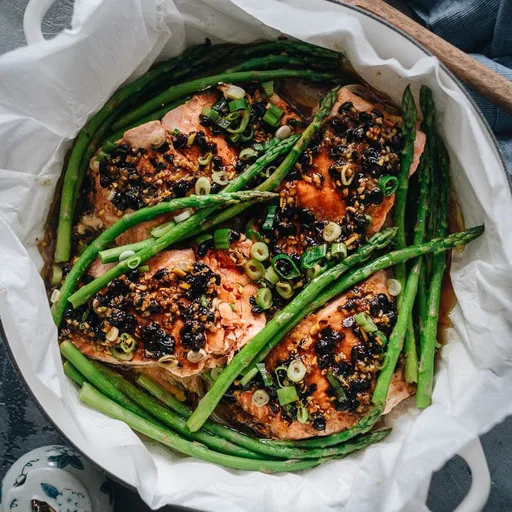 Salmón al vapor con salsa de judías negras