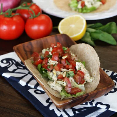 Wraps de pollo al pesto con bruschetta