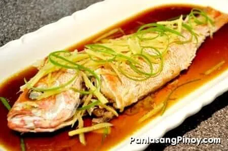 Pescado al vapor con cebollino y jengibre