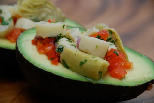 Aguacates rellenos de palmitos y ensalada de alcachofas