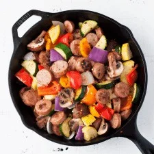 Sartén de salchicha de pollo y verduras baja en hidratos