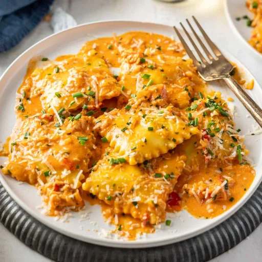 Raviolis de bogavante con crema de tomate
