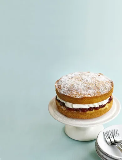 Piškotový dort s jahodovým džemem a šlehačkou (Victoria Sponge Cake)