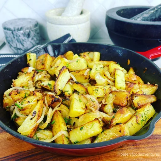 Patatas y cebollas salteadas en sartén