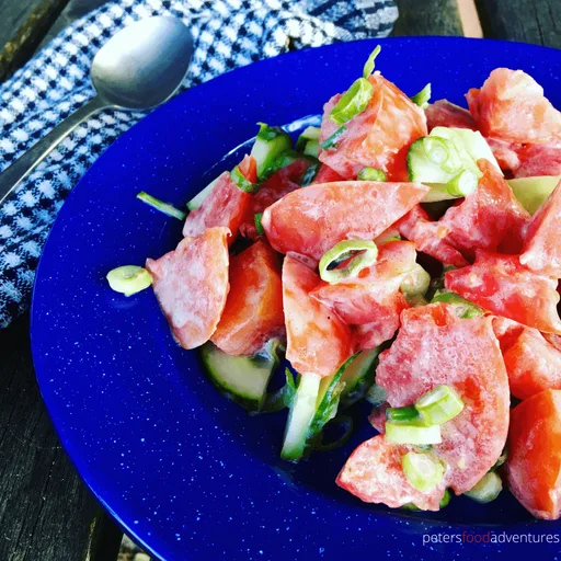 Ensalada cremosa de pepino y tomate