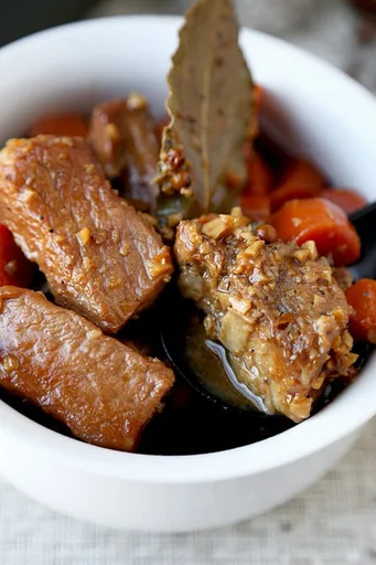 Adobo de cerdo con zanahorias