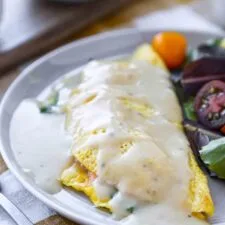 Tortilla de salmón ahumado con salsa blanca