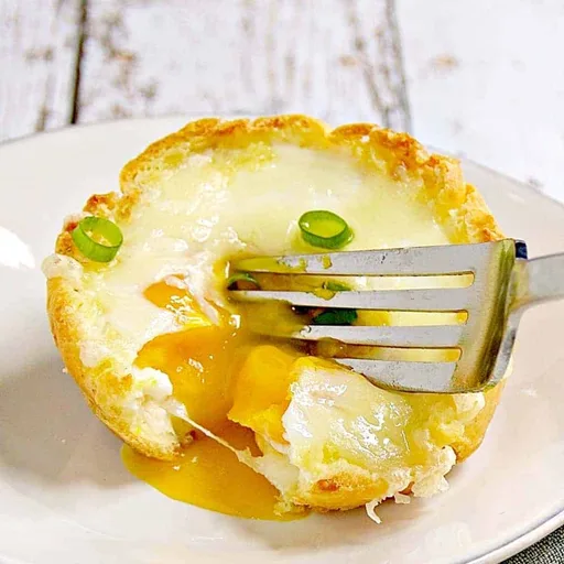 Huevos al horno con gougère de queso