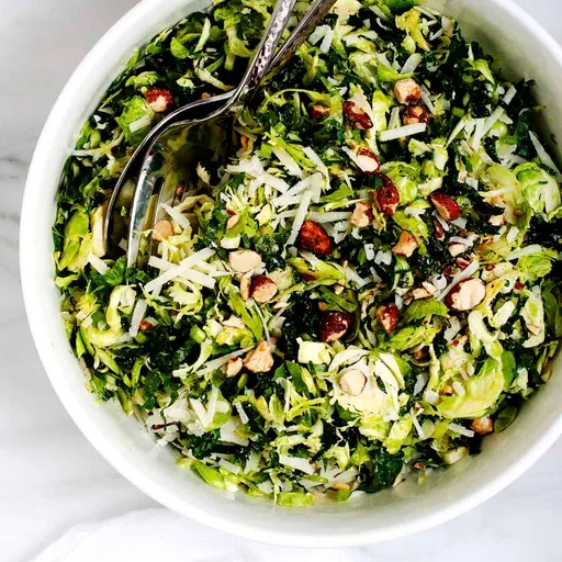 Ensalada de col rizada y coles de Bruselas