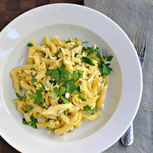 Pasta torchiette con huevos y alcaparras
