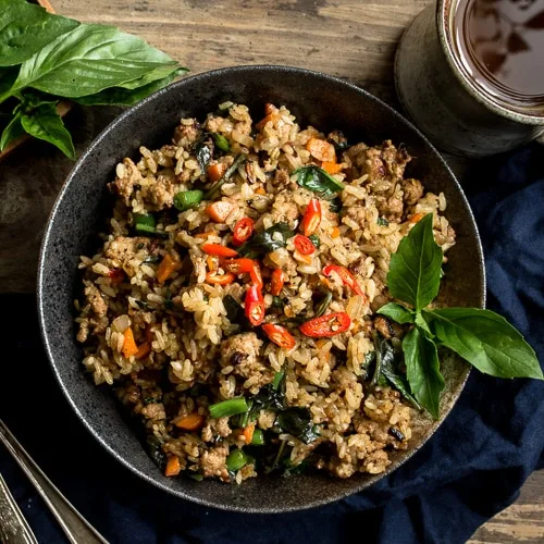 Arroz frito con pavo y albahaca tailandesa