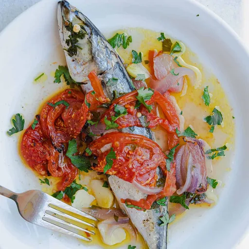 Caballa al horno al estilo griego (Kolios Plaki)