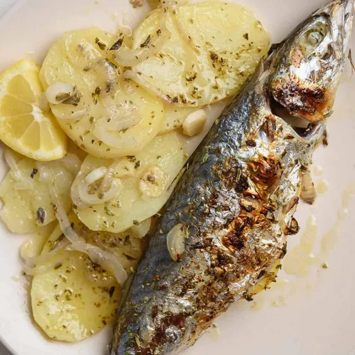 Caballa al horno con patatas y cebolla