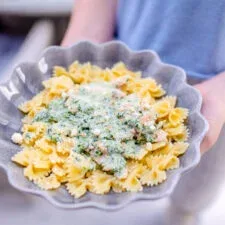 Pasta cremosa con salmón ahumado en frío y espinacas
