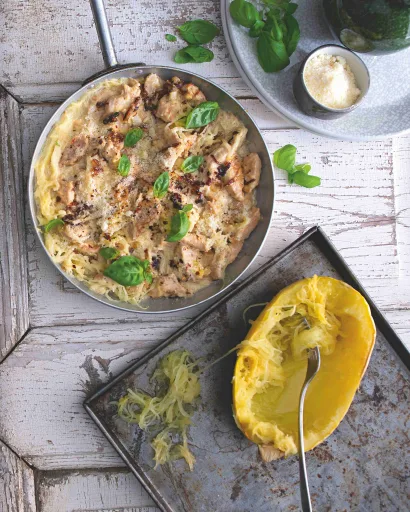 Falso pollo Alfredo de calabacín espagueti