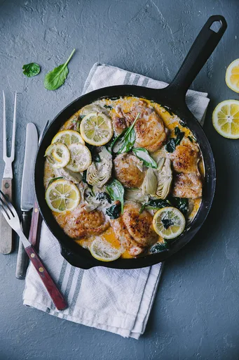 Sartén cremosa de pollo, alcachofas y espinacas