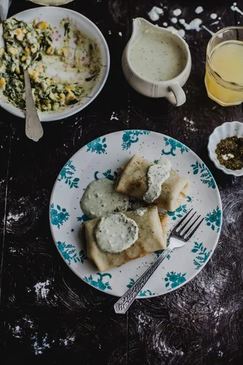 Crep de espinacas y maíz con salsa de feta y zaatar
